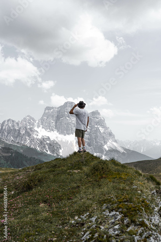 Mann alleine in den Bergen. Monte Pelmo. Man alone in the mountains. 