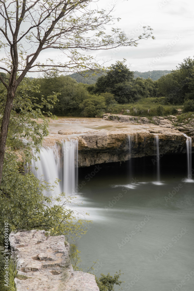 Obraz premium Wasserfall in Kroatien. Wasserfall mit einer Höhle
