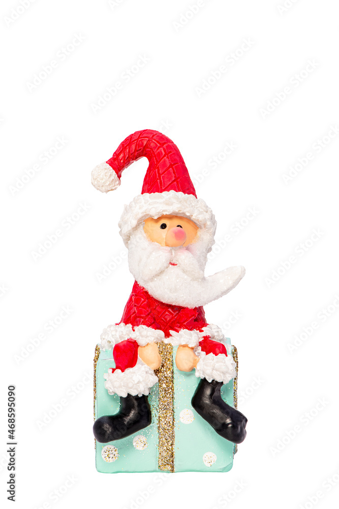 Sitzender Weihnachtsmann auf einem Weihnachtspackerl vor einem weißen Hintergrund Sitzender Weihnachtsmann auf einem Weihnachtspackerl vor einem weißen Hintergrund