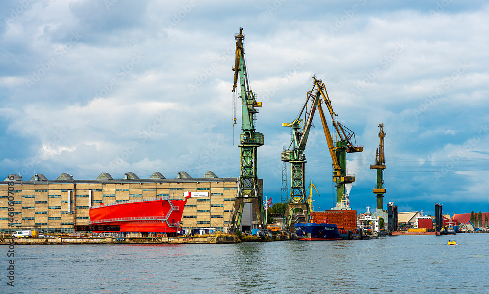 Schiffe und Maschinen auf der Danziger Werft in Polen