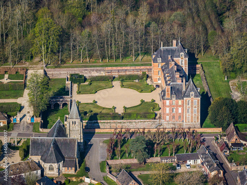 vue aérienne du château d'Heudicourt dans l'Oise en France photo