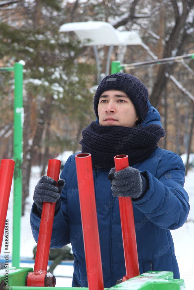 Obraz premium A guy performing a sporting activity on a street playground