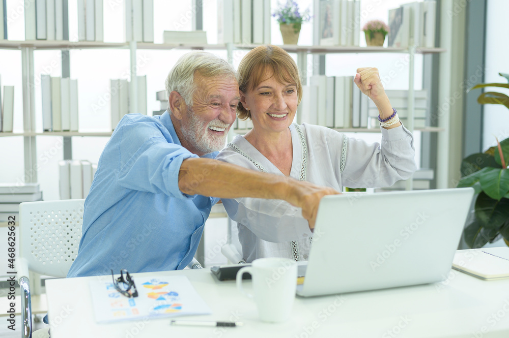 Obraz premium Caucasian senior Business people working and brainstorming in modern office