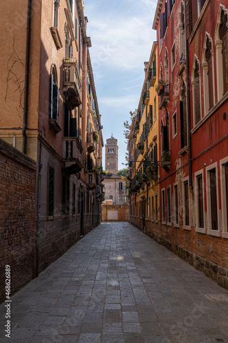 Fototapeta Naklejka Na Ścianę i Meble -  narrow streets in the old city center of Venice