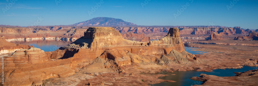 Fototapeta premium Alstrom Point View of Gunsight Butte Utah, America, USA.