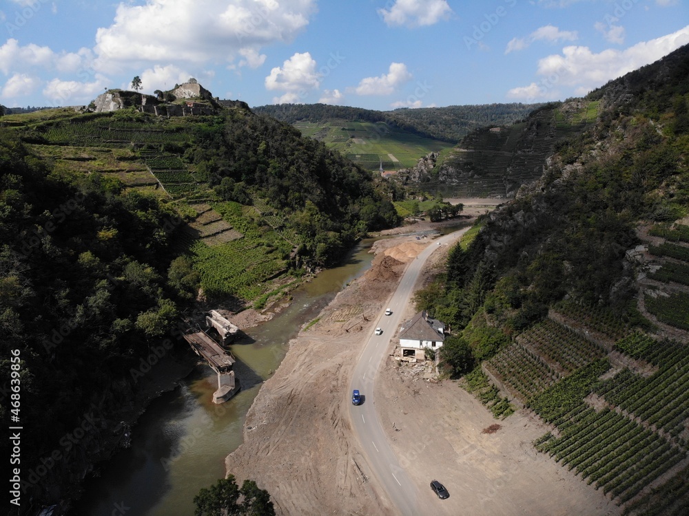 Obraz premium Ahr-Hochwasser, Flugbild Mayschoss, Ruine Saffenburg