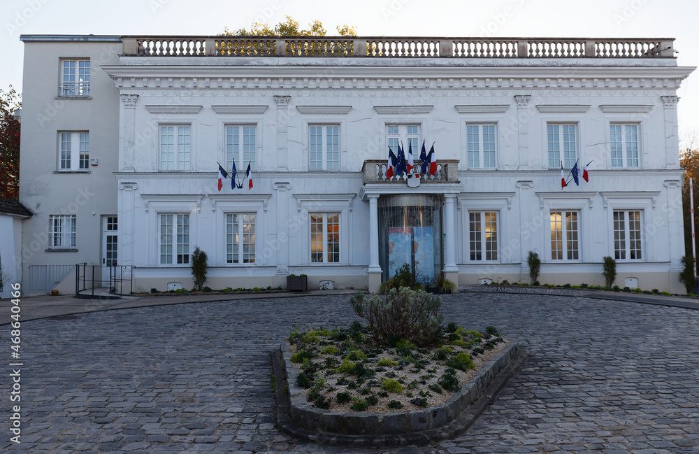 Φωτογραφία The towh hall of Saint Remy les Chevreuse, Parisian region, France