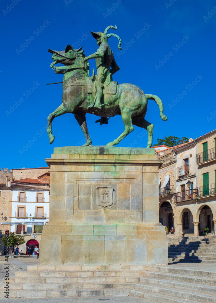 Naklejka premium Estatua de Francisco Pizarro obra del escultor Charles C Rumsey en la Plaza Mayor de Trujillo