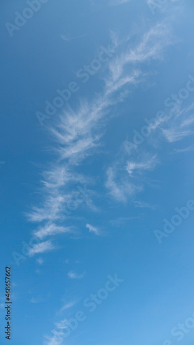 Cielo azul con ligeras nubes blancas