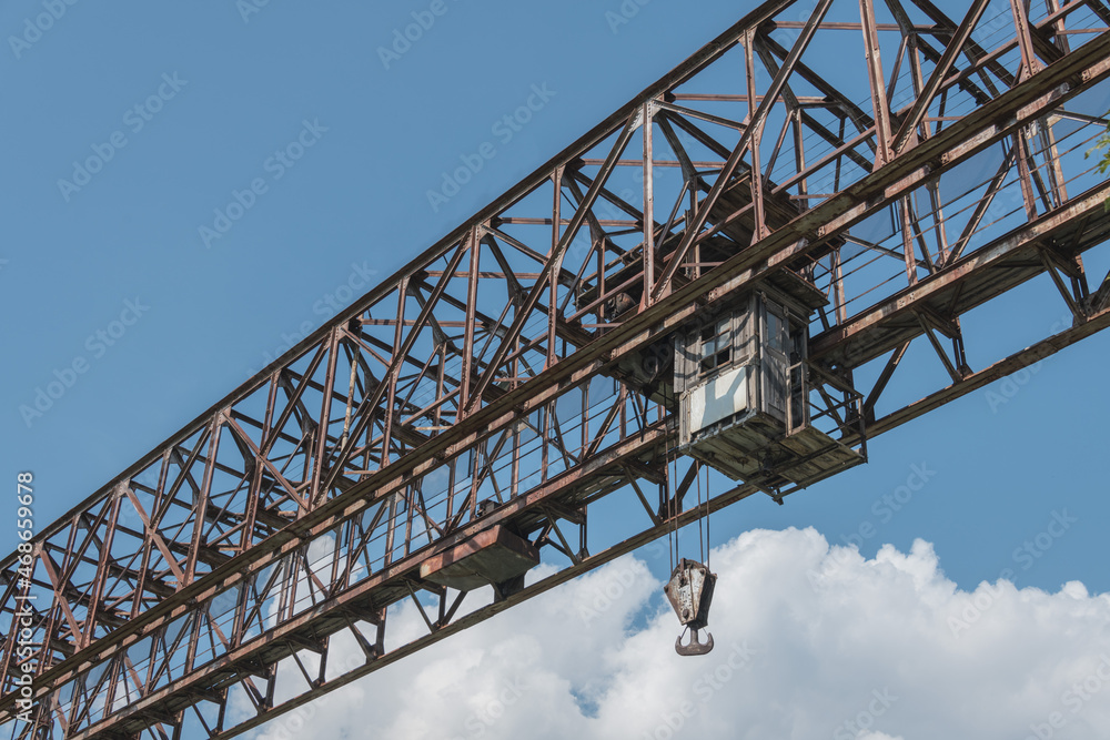 old heavy duty gantry crane with hook old heavy duty gantry crane with hook
