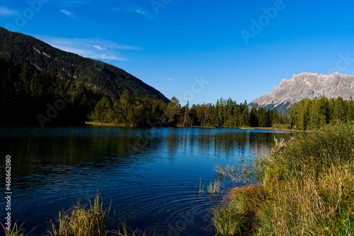 See, Weißensee, Tirol, Wasser, Österreich, anreisen, Wald, Gebirge, Alpen, Wetterstein, Ufer, Gras, grün, Natur, Landschaft, Felsen, grau, Himmel, blau, Sonnig, Europa, Insel, September, Zugspitze, 