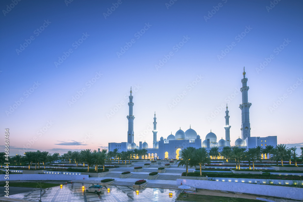 Obraz premium Sheikh Zayed Grand Mosque at sunset Abu-Dhabi, UAE