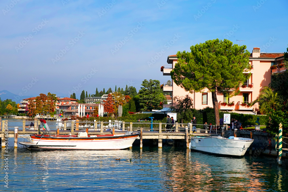 Obraz premium Historical town Sirmione on peninsula in Garda lake, Lombardy, Italy