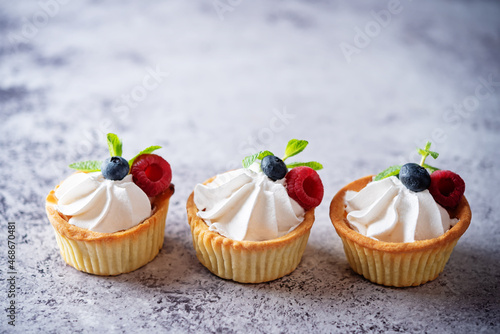 Canvastavla Sweet tartlets with cream and berries