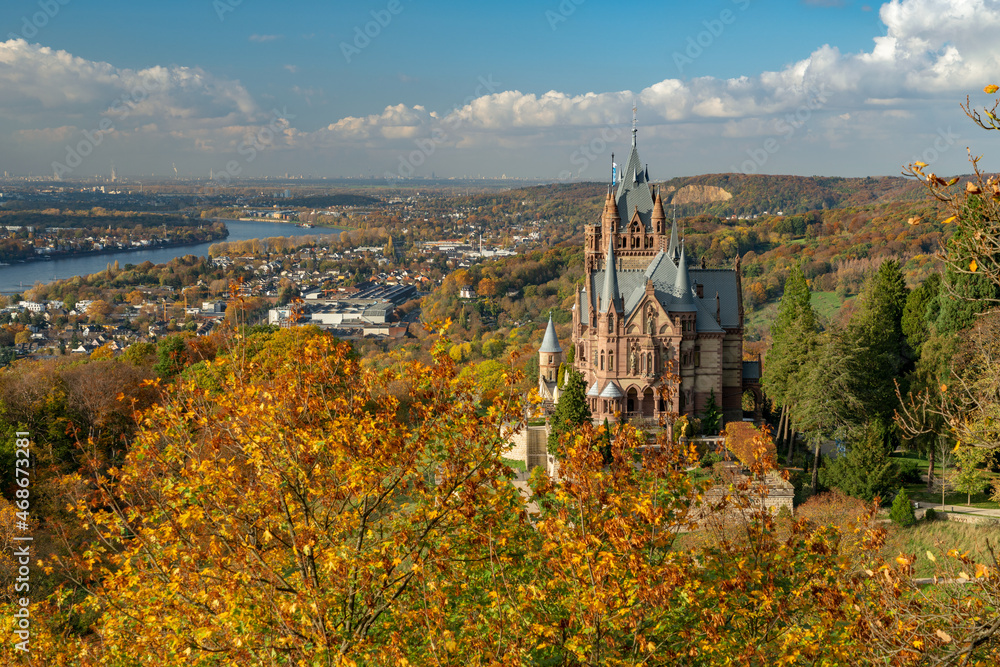 Schloss Drachenburg im Siebengebirge im Herbst Schloss Drachenburg im Siebengebirge im Herbst