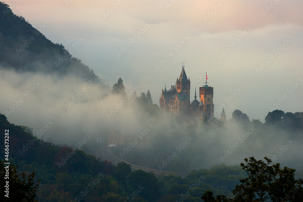 Schloss Drachenburg im Siebengebirge bei Herbstnebel