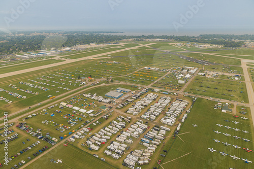 фотографія Airshow from the sky in a blimp