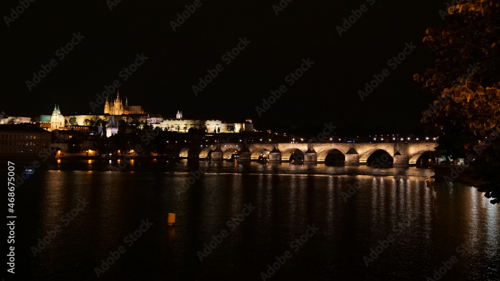 Prag, Tschechien: Karlsbrücke bei Nacht Prag, Tschechien: Karlsbrücke bei Nacht