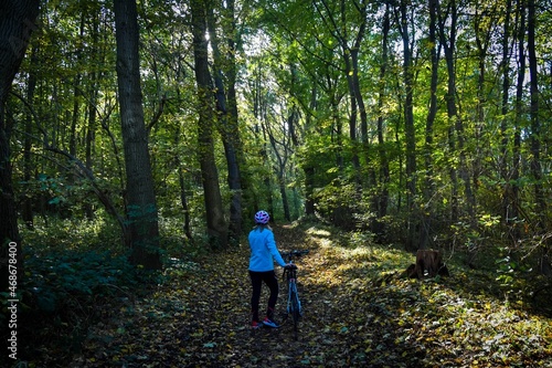 Wallpaper Mural Frau mit dem Rad fährt durch den Wald Torontodigital.ca