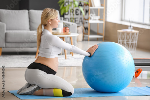 Sporty pregnant woman train...
