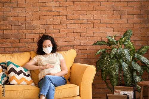 Young pregnant woman with m...