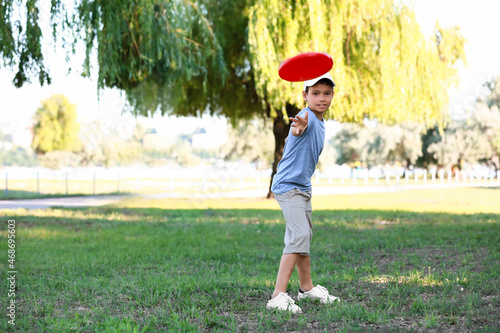 Canvastavla Cute little boy playing frisbee outdoors