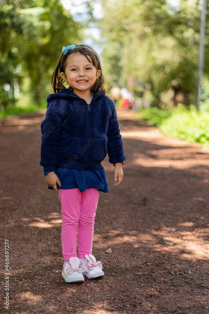 Fototapeta premium niña posado para foto feliz en parque al aire libre