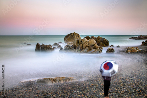 The dreamy sea, the Taegeuk umbrella and people, the gentle seascape
몽환의 바다와,태극우산과  사람,부드러운 바다풍경 photo