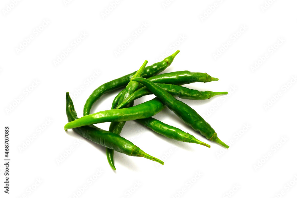 白背景の青唐辛子 コピースペースあり Green chili peppers (chile verde) on white background with copy space 白背景の青唐辛子 コピースペースあり Green chili peppers (chile verde) on white background with copy space