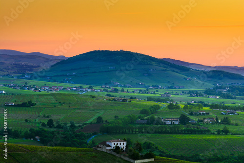 Fototapeta Naklejka Na Ścianę i Meble -  Brouilly hill and vineyards at sunrise