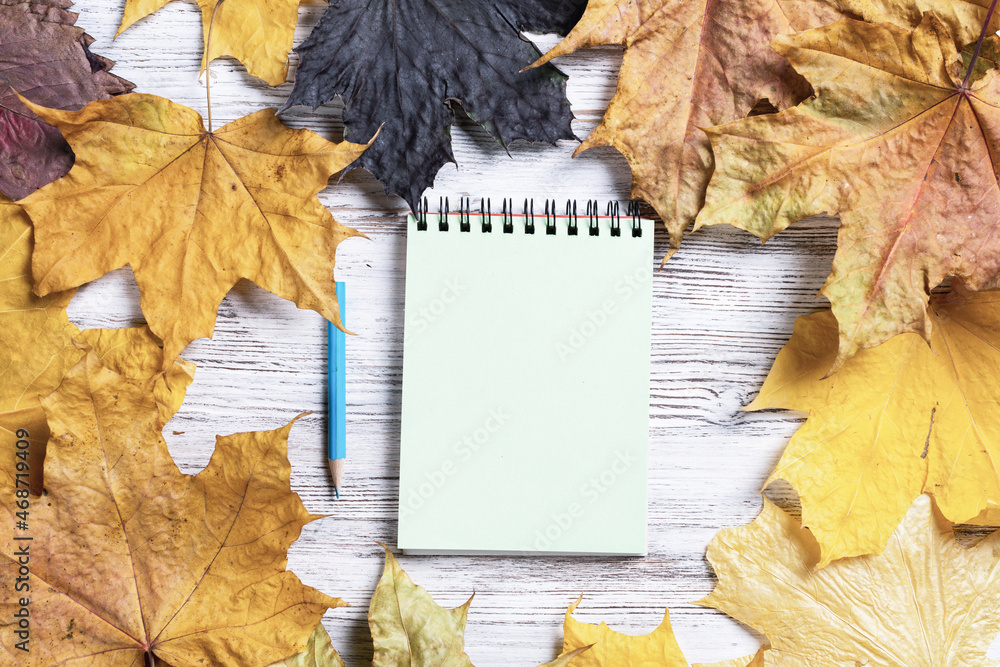 Obraz premium Spiral notepad and pen lies on vintage wooden desk