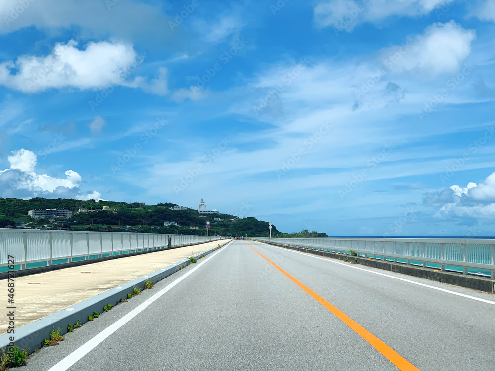 Fototapeta premium 海の見える道路（橋/空/道路）