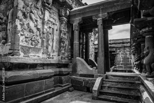 Thiru Parameswara Vinnagaram or Vaikunta Perumal Temple is a temple dedicated to Vishnu  located in Kanchipuram in the South Indian state of Tamil Nadu - One of the best archeological sites in India