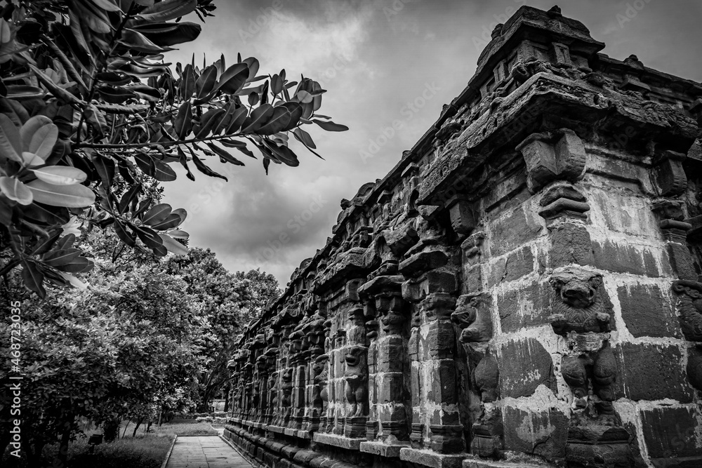 Thiru Parameswara Vinnagaram or Vaikunta Perumal Temple is a temple dedicated to Vishnu, located in Kanchipuram in the South Indian state of Tamil Nadu - One of the best archeological sites in India