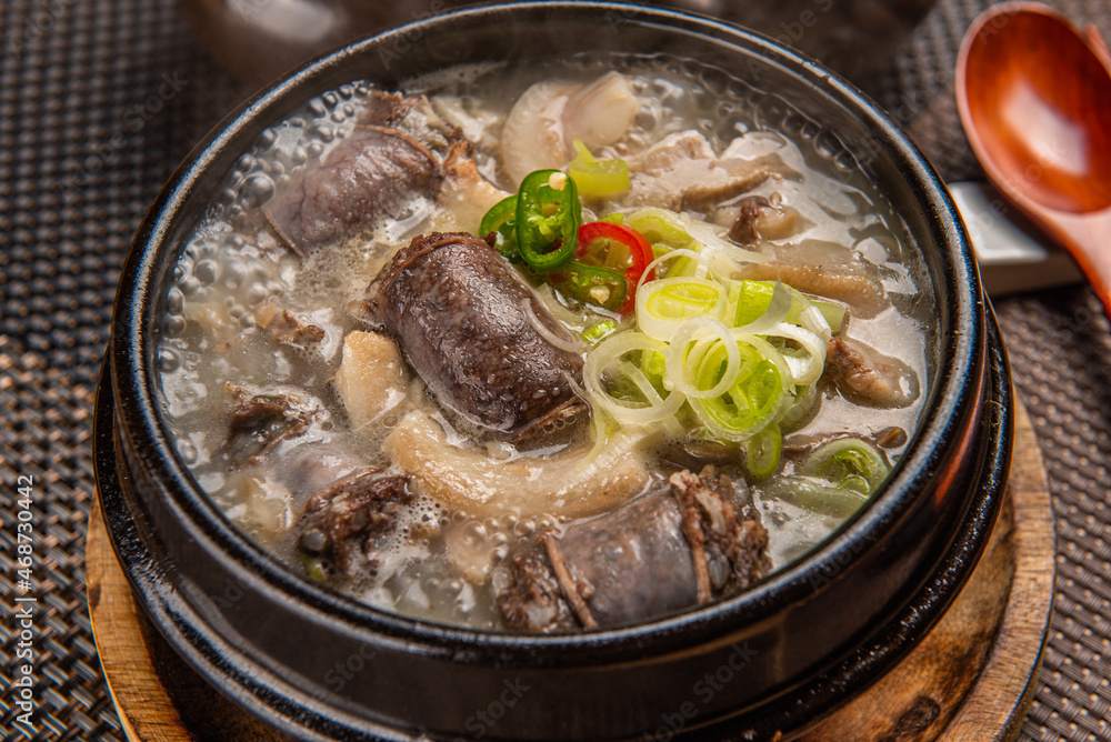 신선한 재료로 만든 순대가 들어간 맛있는 순대국 신선한 재료로 만든 순대가 들어간 맛있는 순대국