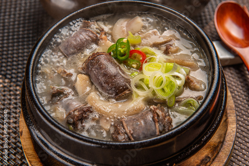신선한 재료로 만든 순대가 들어간 맛있는 순대국