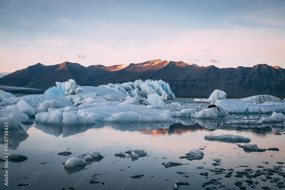 Les icebergs de Jokulsarlon avec vue sur les montagnes islandaises