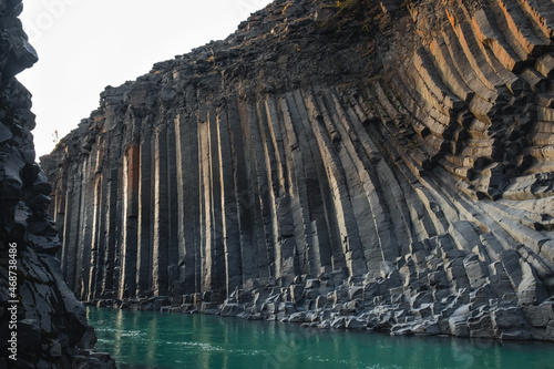 Les falaises en basalt de Studlagil, Islande. photo