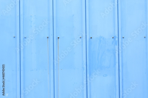 青色の鉄板の壁
