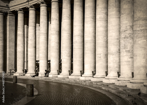Leinwand Poster Colossal Tuscan colonnades in Piazza San Pietro (St