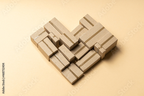 Символ сердце из картонных коробок на коричневом фоне