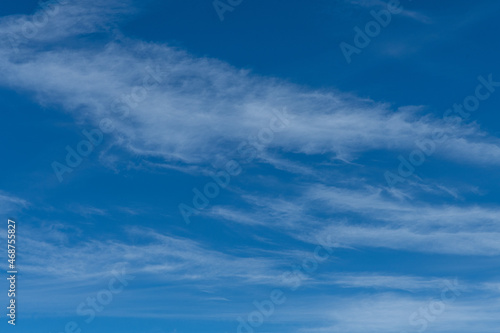 blauer Himmel - Hintergrund -Wolkengebilde