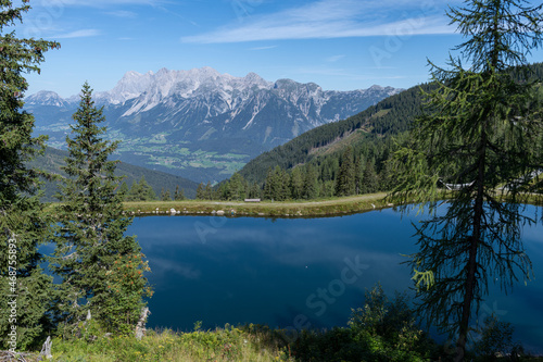 Fototapeta Naklejka Na Ścianę i Meble -  Spiegelung im Bergsee - Dachsteinmassiv