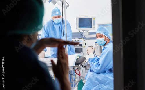 Ärztin gibt Time-Out Handzeichen an Ärzteteam photo