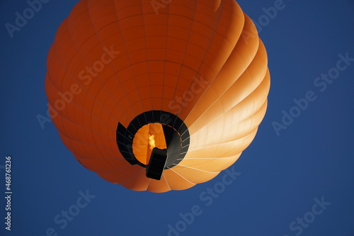 oranger Heißluftballon photo