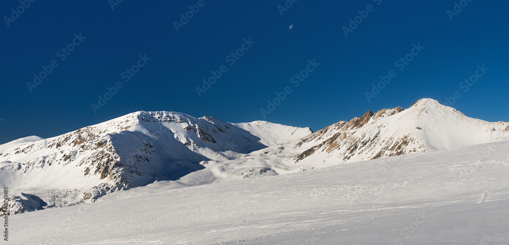 Obraz premium Sunny day in winter in a snowy mountain, spanish Pyrenees, Spain