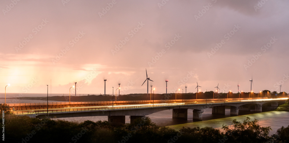 河口の橋と風車