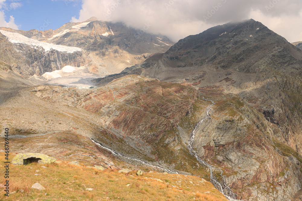 Imposante Alpenlandschaft am Fellaria Gletscher mit Piz Varuna und Cima Fontana (Bernina Alpen)