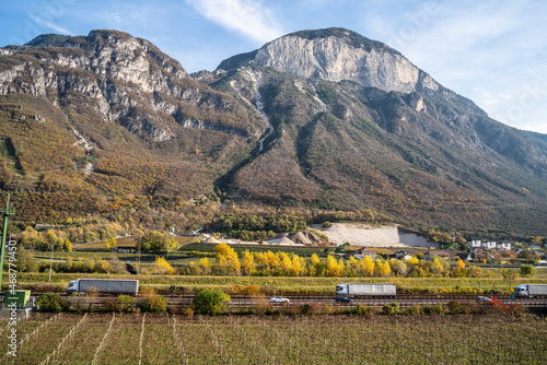 Montagna e autostrada photo