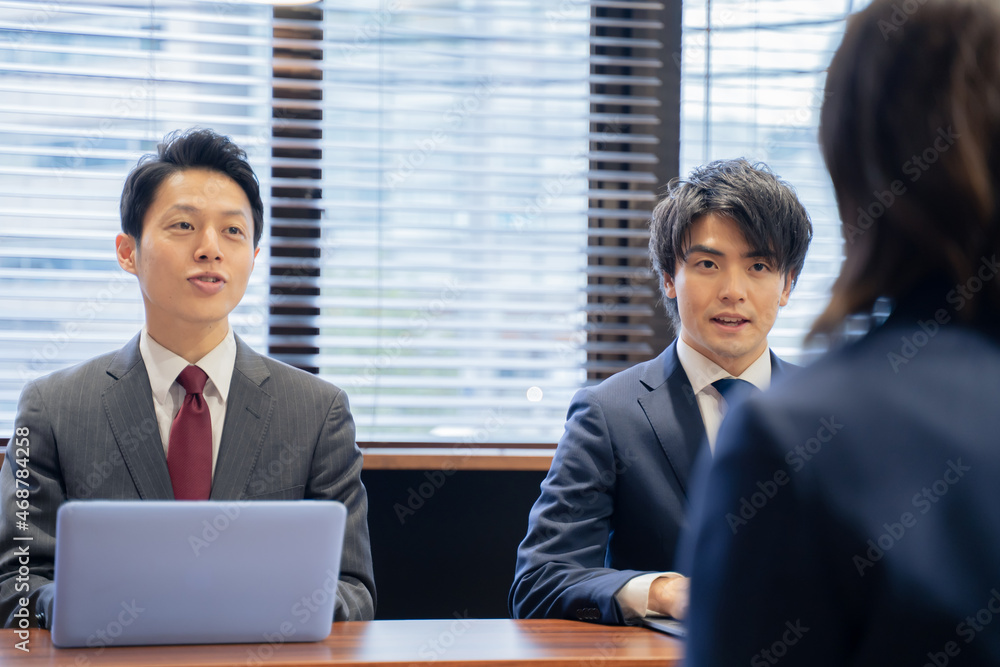 オフィスでの会社面接採用試験シーン